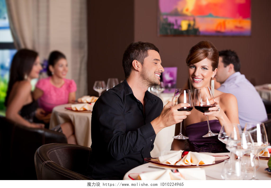 浪漫的年轻夫妇在餐厅烘烤聚餐